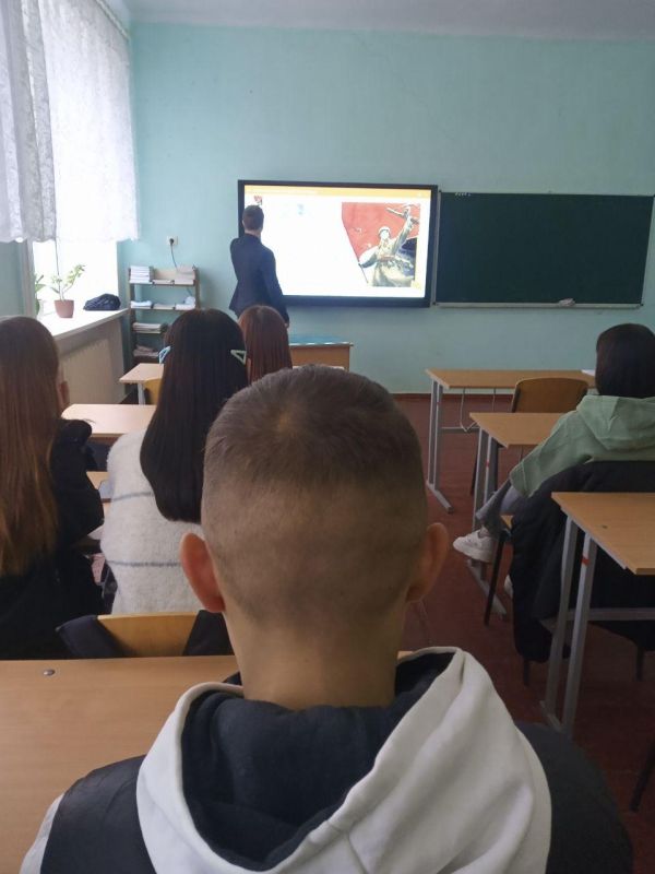 В «Ольгинской школе» Горностаевского МО прошёл час исторической памяти «По страницам Октябрьской революции»