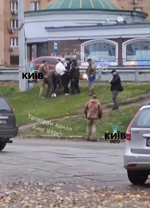 Очередной случай силовой мобилизации на Оболони попал на видео и "разлетается" по сети