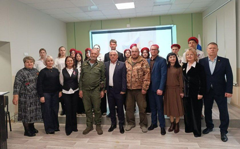 Депутаты Херсонской областной Думы Игорь Щепелин, Игорь Телегин и Валентина Кокуль приняли участие в торжественном открытии «Парты Героя»