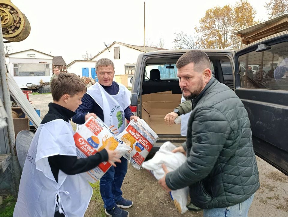 Приюту в Геническе передали 300 килограммов корма для животных