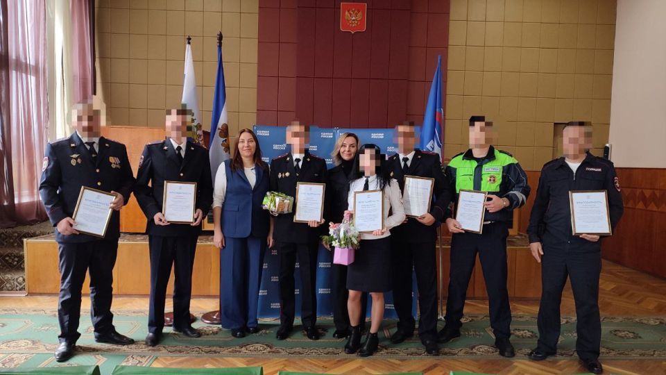 Ольга Осипенко: Совместно с главой Новотроицкого округа, секретарем местного отделения «Единой России» Евгенией Кузьменко поздравили сотрудников полиции, передали небольшие подарки и самые тёплые слова благодарности за их...