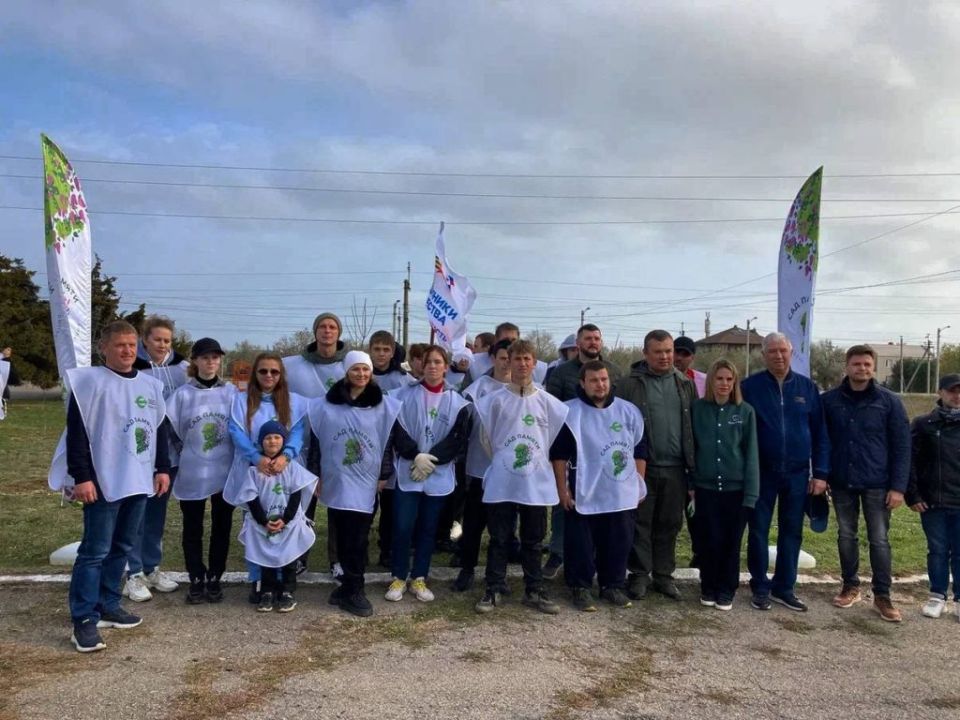 80 кленов в память о героях ВОВ и СВО высадили в Генической Горке