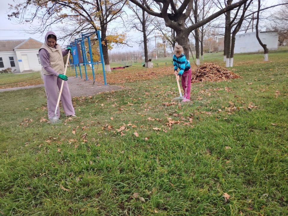 Осенний субботник «Мы за чистоту!» прошел в Каменском сельском Доме культуры