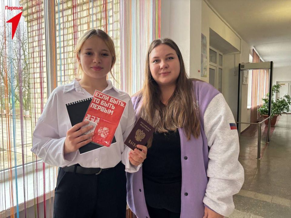 Первым Строгановской школы вручили паспорт гражданина Российской Федерации и подарки от Движения Первых