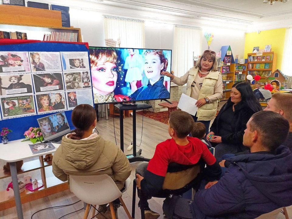 В Любимовской библиотеке прошёл литературный видео-час «Легенда сцены и экрана»