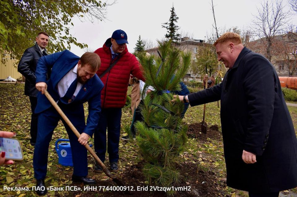 Памятную аллею высадили в сквере им. Молодой гвардии Луганска в рамках международной эколого-патриотической акции "Сад Памяти"