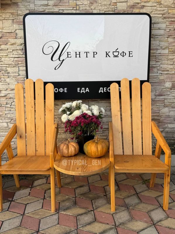 Утренний кофе и кошка, явно недовольная пробуждением