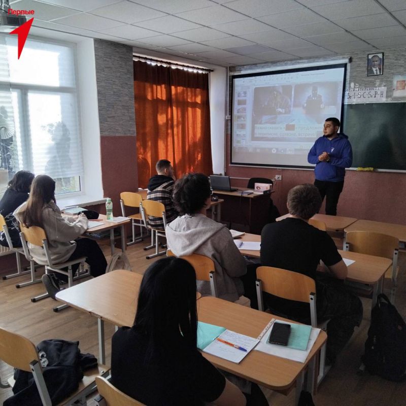 В Лазурненской школе прошел урок по кибербезопасности