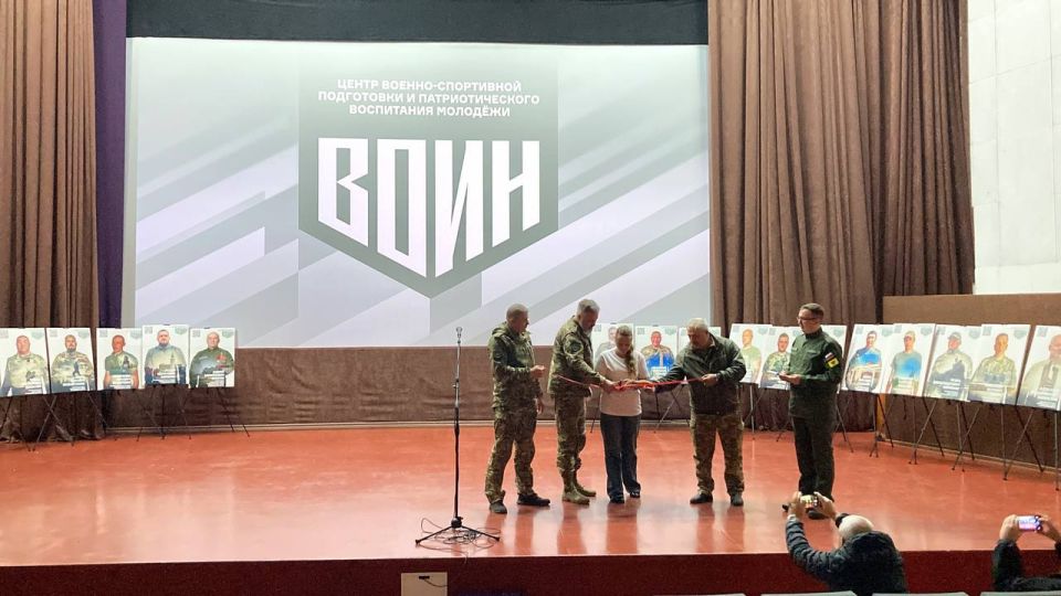 Жена ветерана СВО приняла участие в открытии выставки «Зал воинской славы» в Геническе