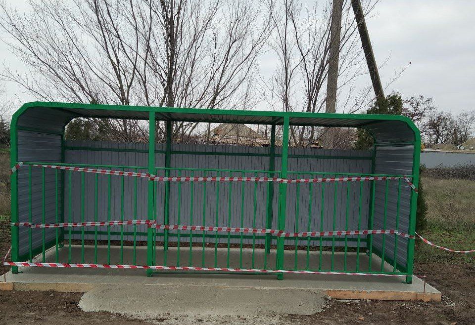 В Геническом округе продолжается работа по установке контейнерных площадок