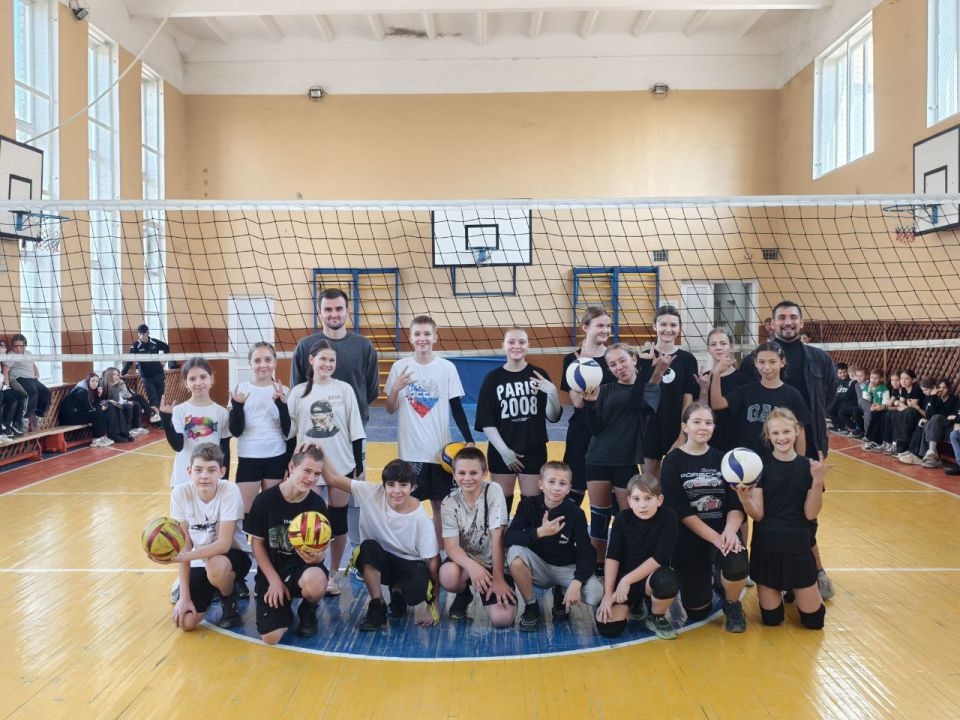 К спортивным высотам: в школе Скадовска прошел товарищеский матч по волейболу