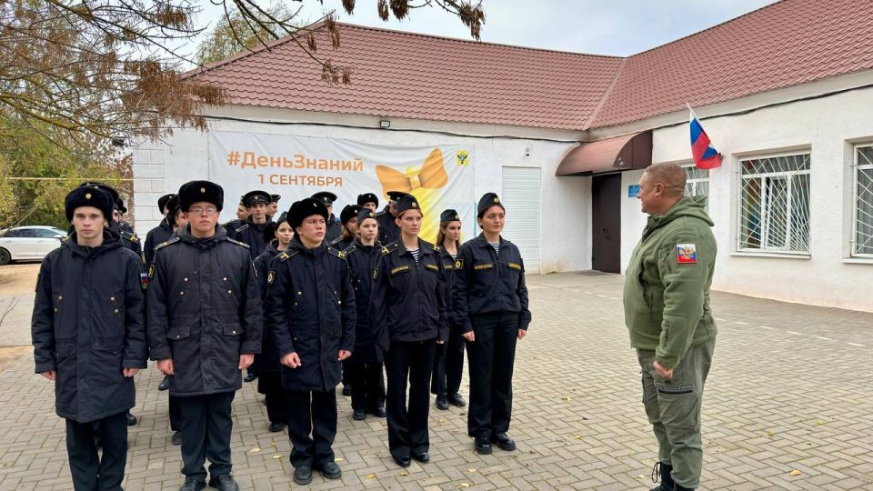 В Счастливцево прошли занятия по строевой подготовке для кадетов