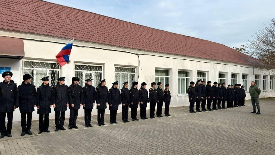 В Счастливцево прошли занятия по строевой подготовке для кадетов