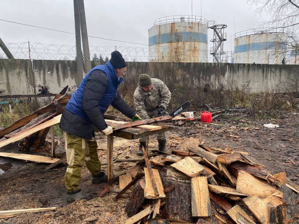 Игорь Кастюкевич: Участники волонтерского лагеря Единой России «Курский рубеж», кроме восстановительных работ домов в Курском приграничье, помогают участникам СВО и их семьям подготовиться к зиме.