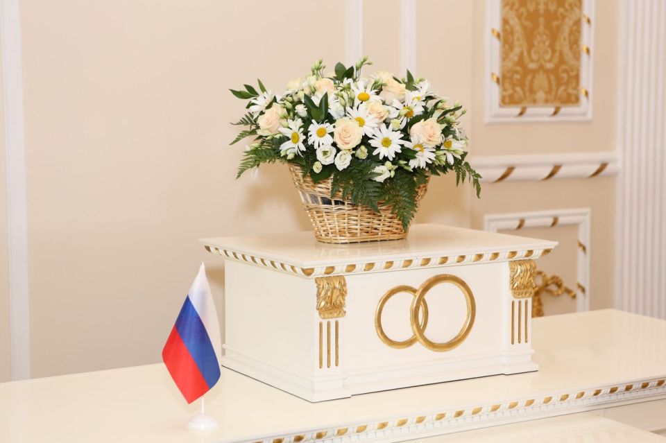 Уважаемые жители!. Новотроицкий районный отдел ЗАГС Управления ЗАГС Херсонской области проводит торжественные церемонии чествования юбиляров супружеской жизни, а также вручения свидетельств о рождении родителям новорожденных...