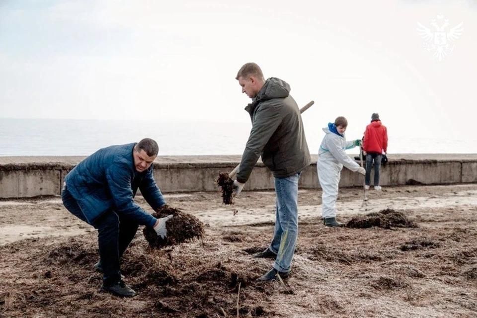 Прибрежную зону в Геническе очистили при поддержке Рязанской области