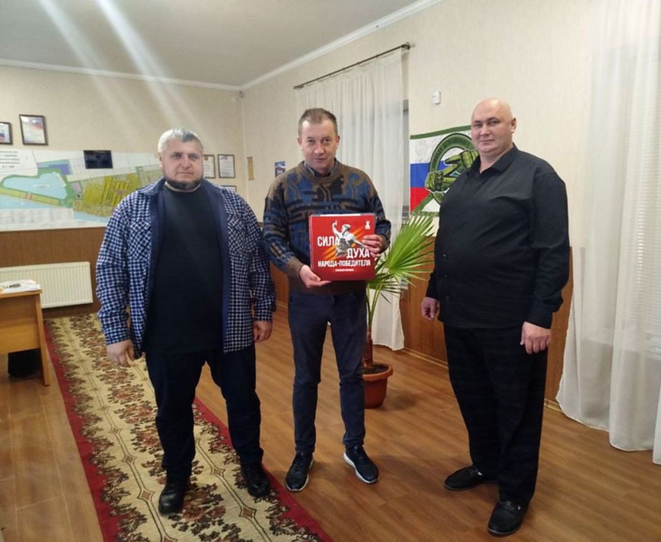 "Сила духа народа-победителя" пополнила фонд Лазурненской библиотеки