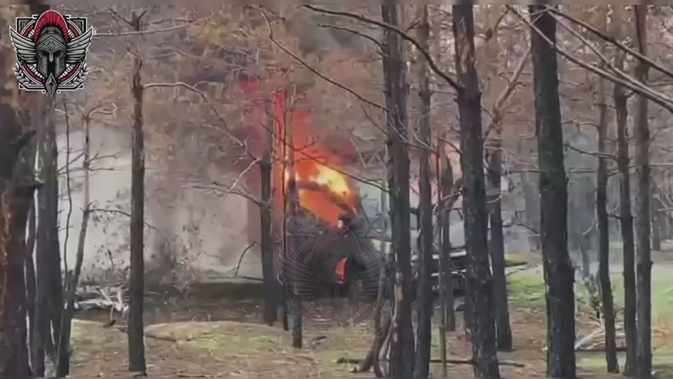 Момент прилёта FPV-дрона на оптоволокне по микроавтобусу украинских военнослужащих, снятый всеми участниками события