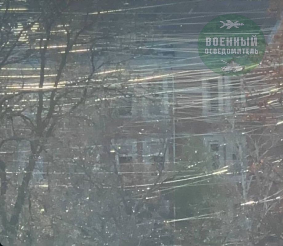 Так выглядит один из районов Херсона, плотно покрытый паутиной из оптоволокна множества отработавших FPV-дронов