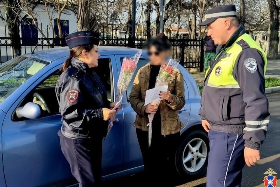 В Геническе автоинспекторы дарили цветы женщинам за рулем