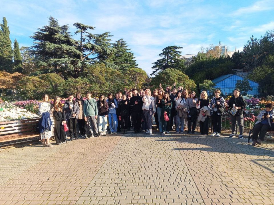 28ноября учащиеся четырёх школ нашего муниципального округа отправились на экскурсию в Никитский ботанический сад, который в этом году отметил 213летие