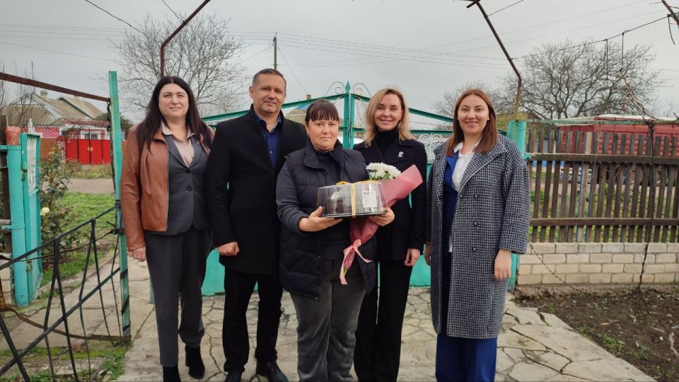 В преддверии Дня матери «Единая Россия» поздравила многодетные семьи Новотроицкого округа