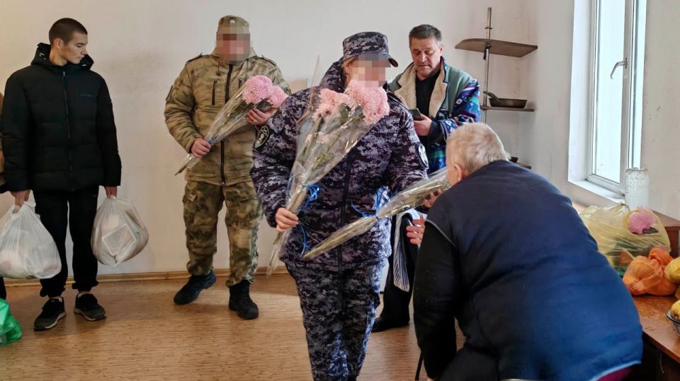 В Геническе поздравили женщин с наступающим Днем матери