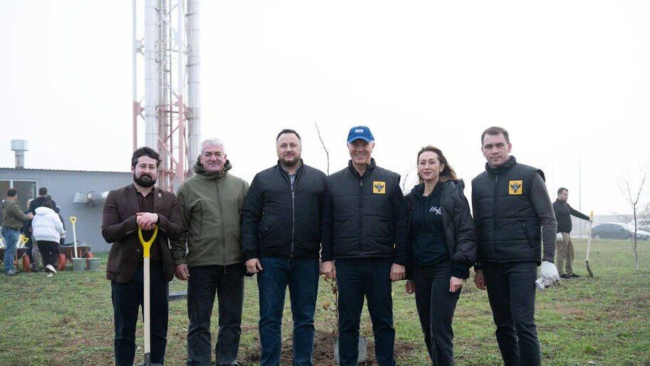 В Геническе ко Дню Конституции высадили аллею платанов