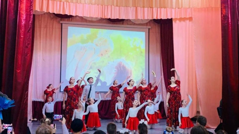 Школьники Херсонской области подготовили праздничные программы ко Дню матери