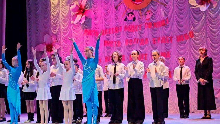 В Скадовске прошел праздничный концерт ко Дню матери