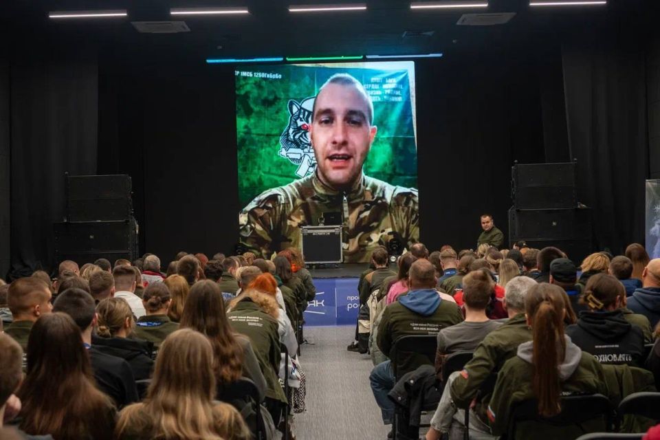 Участники межрегионального медиафестиваля «Новые медиа — тренд молодежи» получили возможность посмотреть документальный фильма «Незримый фронт», а также пообщаться с участником специальной военной операции