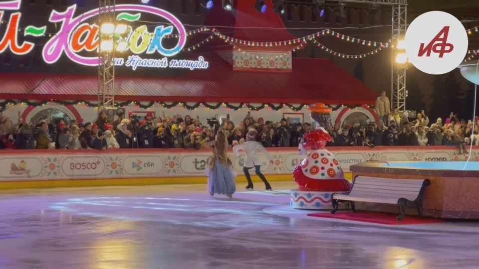На Красной площади состоялось торжественное открытие ГУМ-катка