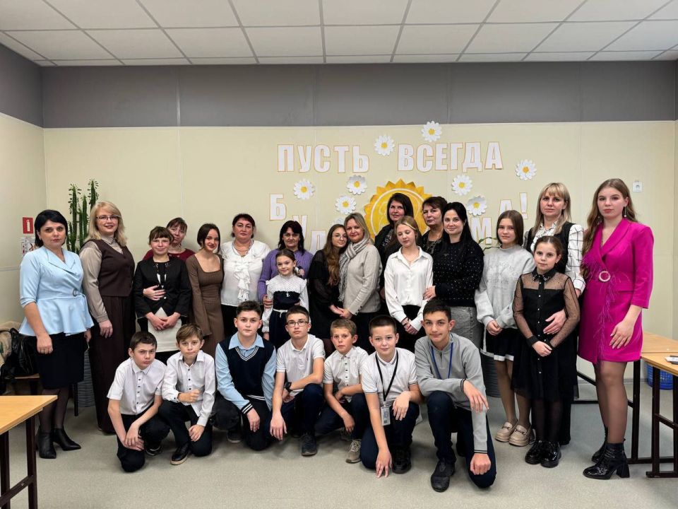 В честь Дня Матери, депутат Алешкинского муниципального округа Партии "Единая Россия" Снигур Наталья, провела тематические поздравления в Тарасовской школе приуроченные этому прекрасному празднику