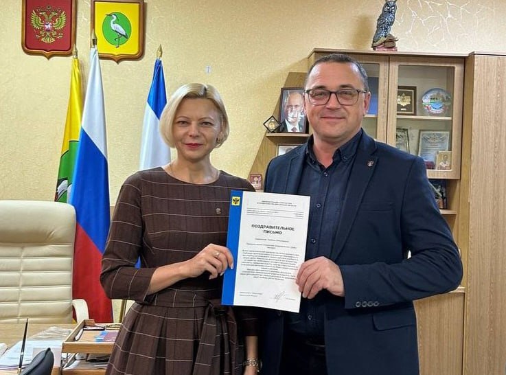 Мамы сотрудников администрации Чаплинского муниципального округа получили благодарственные письма от заместителя губернатора Татьяны Кузьмич