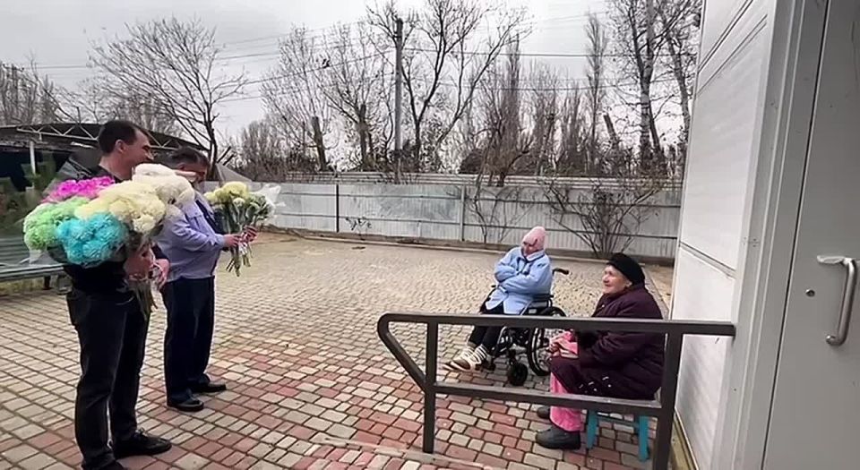 Коммунисты поздравили женщин области с самым теплым и добрым праздником