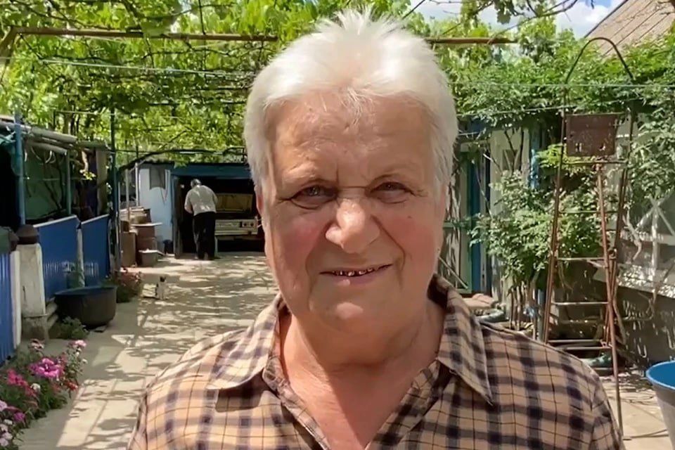 Восемь литров борща, 70 пирожков и снова уроки: Пенсионерка из прифронтового округа Херсонщины стала приемной мамой для шестерых детей