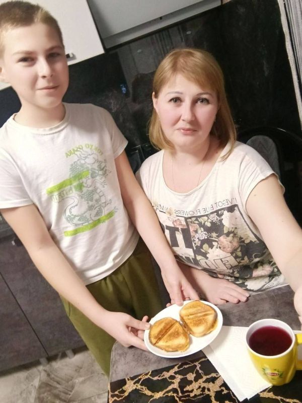 Первые Новотроицкой школы № 2 приготовили завтрак для своих мам в честь Дня матери