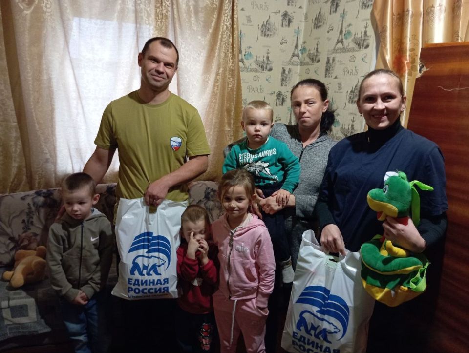 «Марафон добрых дел» в Каланчаке: «Единая Россия» помогла маломобильным гражданам и многодетным семьям