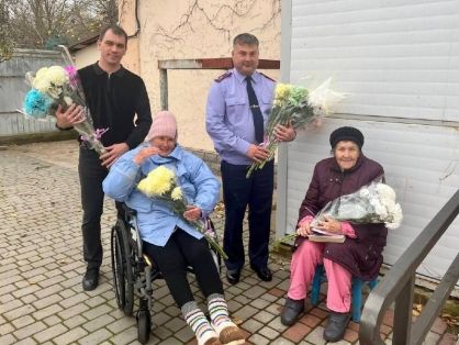 Офицеры СК России поздравили с Днем матери местных жительниц