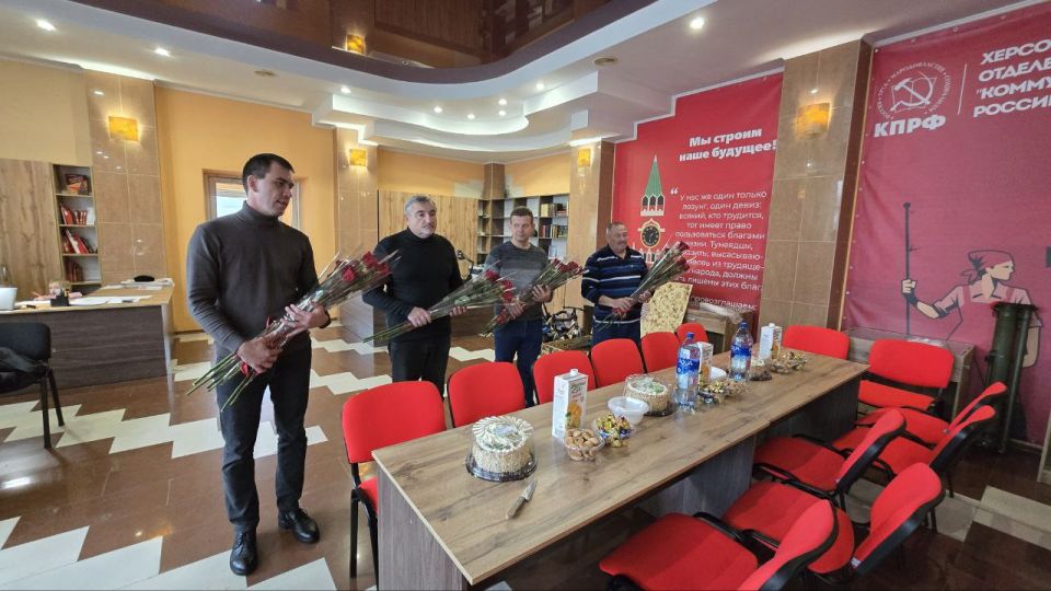 Геническое местное отделение КПРФ поздравили мам-коммунисток с Днем матери