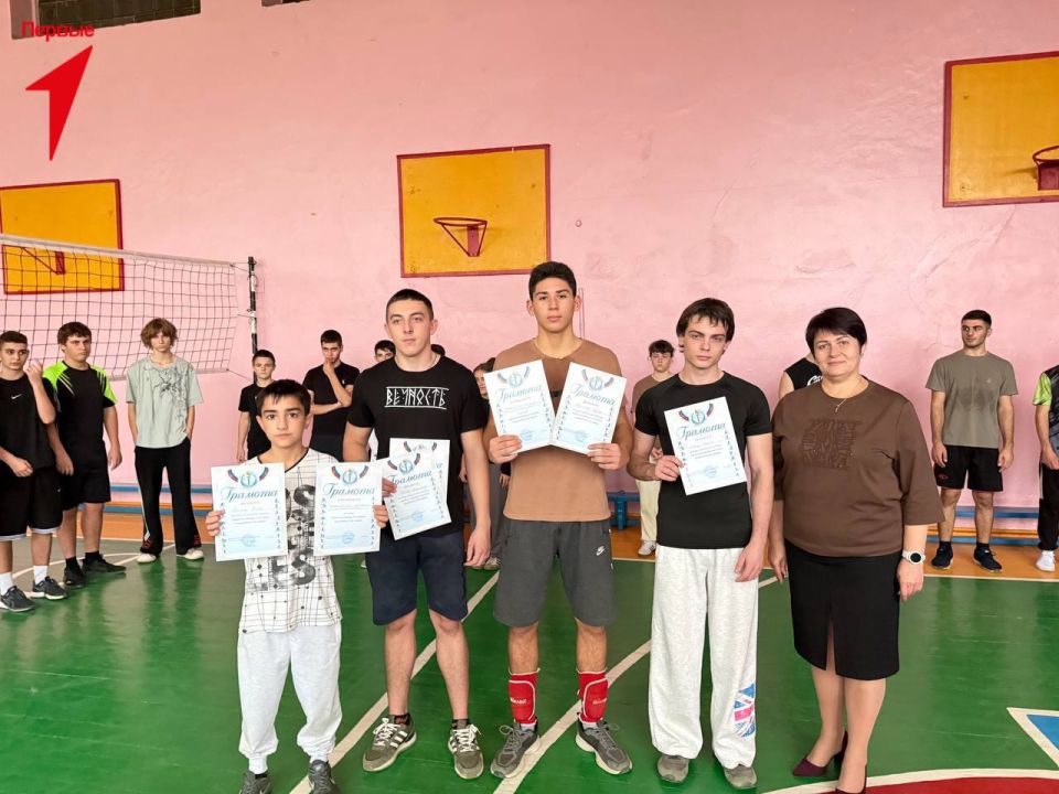 Первые Крестовской школы стали победителями дружеского турнира ко Дню матери