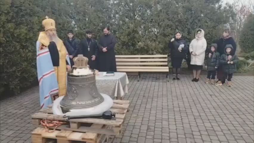 Сегодня Храм святого великомученика Георгия Победоносца в Генической Горке обрел новую ноту в своем голосе и веху в своей истории - в его колокольне поселился новый колокол набатной тональности звучания