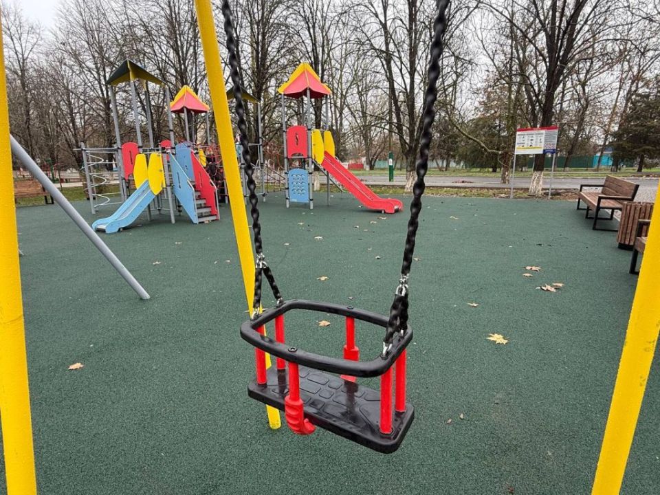 В Чаплинке завершается обустройство детской игровой зоны