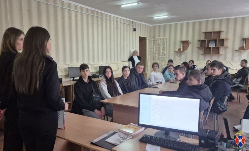 В Чаплынском округе Херсонской области сотрудники Госавтоинспекции провели мероприятие в колледже