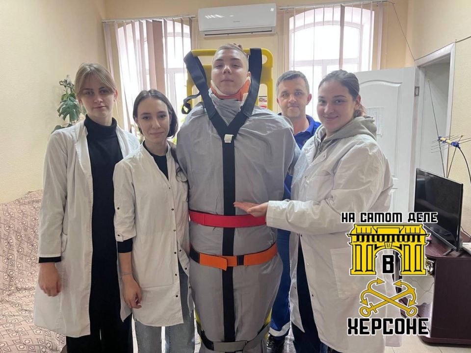 Студенты Генического медицинского колледжа проходят ценную практику на Генической станции экстренной медицины, отрабатывая ключевые навыки: иммобилизацию, работу с оборудованием и алгоритмы помощи в экстренных ситуациях