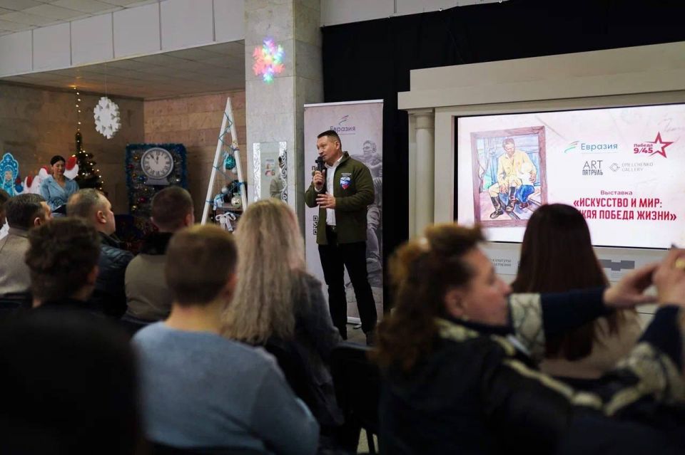 В Скадовске открылась передвижная выставка «Искусство и мир: Великая Победа Жизни»