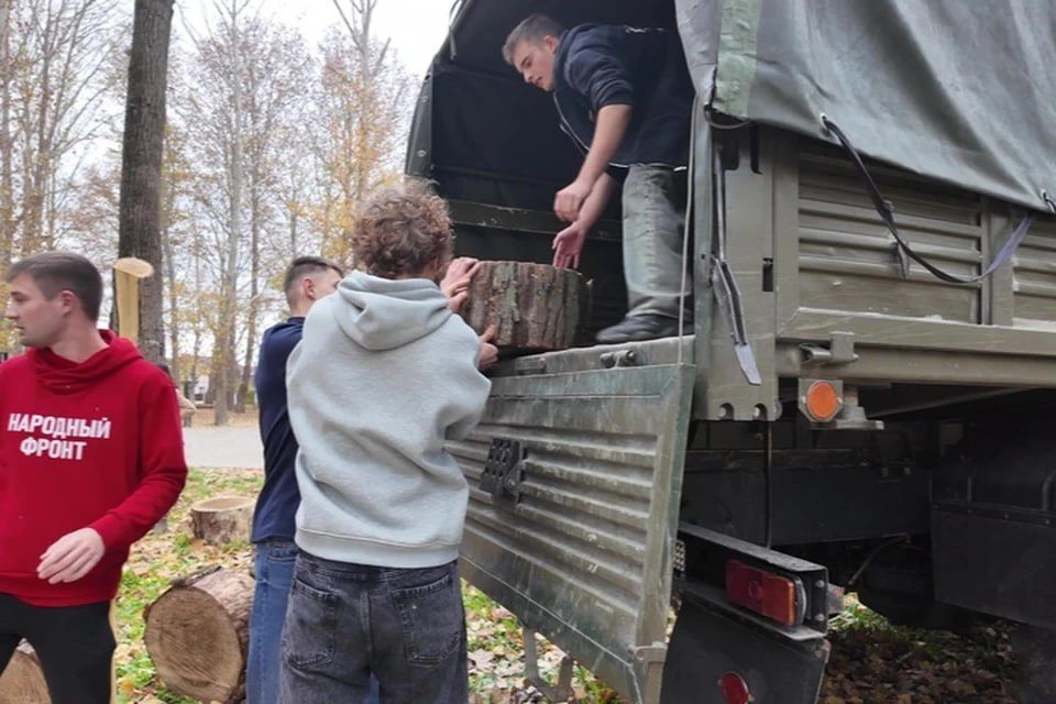Более 75 тонн дров передали крымчане на Херсонское и Запорожское направления