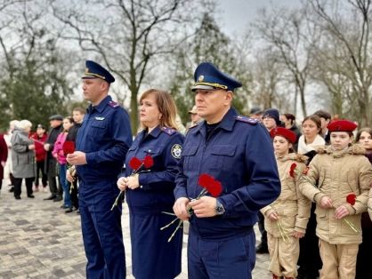 Офицеры СУ СК России по Херсонской области приняли участие в памятном мероприятии, посвященном Дню Неизвестного Солдата