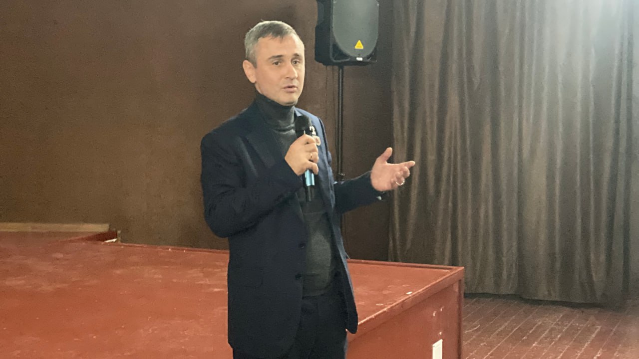 При поддержке «Единой России» в Херсонской области прошёл закрытый кинопоказ документального фильма «На СВОем месте» о специальной военной операции