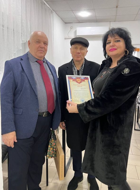 Депутаты Совета депутатов Генического муниципального округа Херсонской области Светлана Давыдова от фракции КПРФ и Дмитрий Булочник поздравили президента адвокатской палаты Херсонской области Виталия Гераскина с...